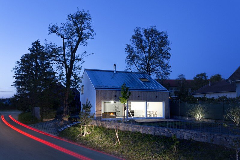 Under the Calvary House Has Traditional Shape and Modern Interiors (1)