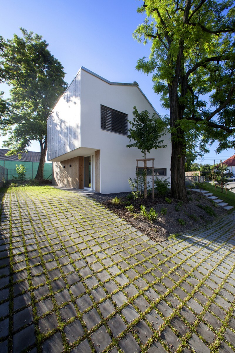 Under the Calvary House Has Traditional Shape and Modern Interiors (3)