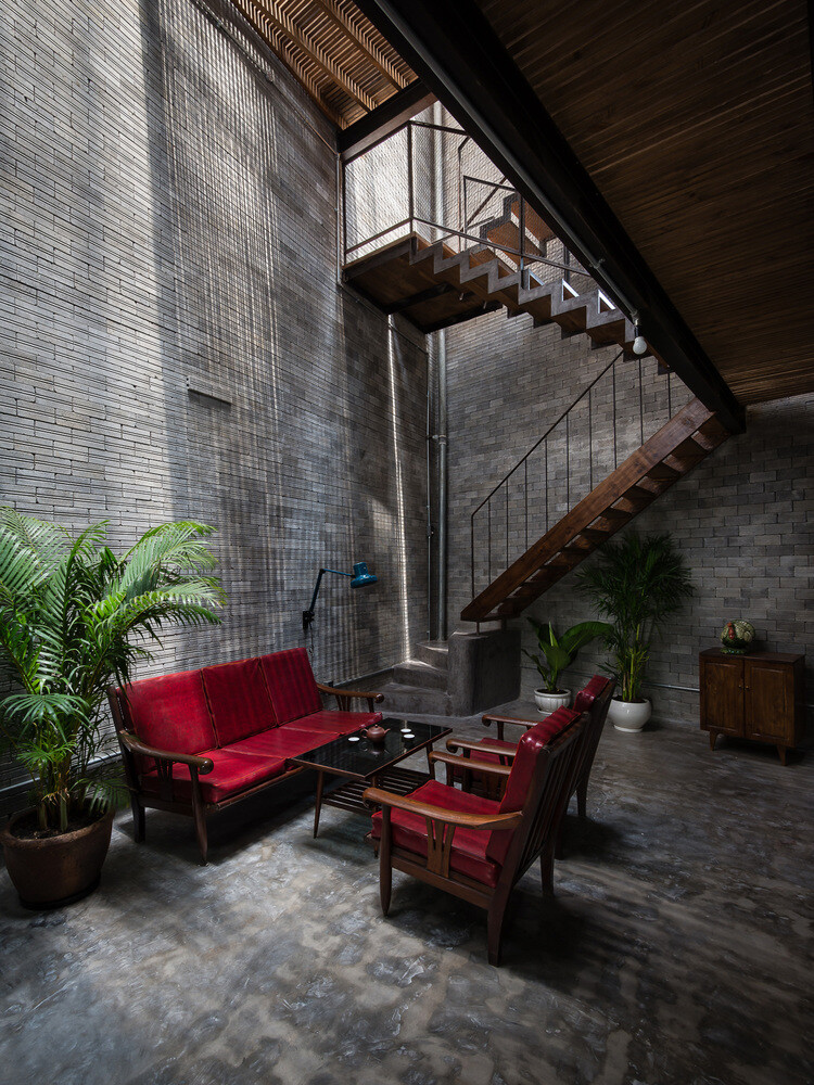 Vietnamese House Designed for a Buddhist Family (13)