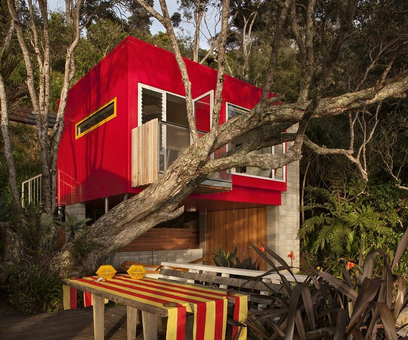Arruba Bach - Exciting and Vibrant Treehouse by Bossley Architects (9)