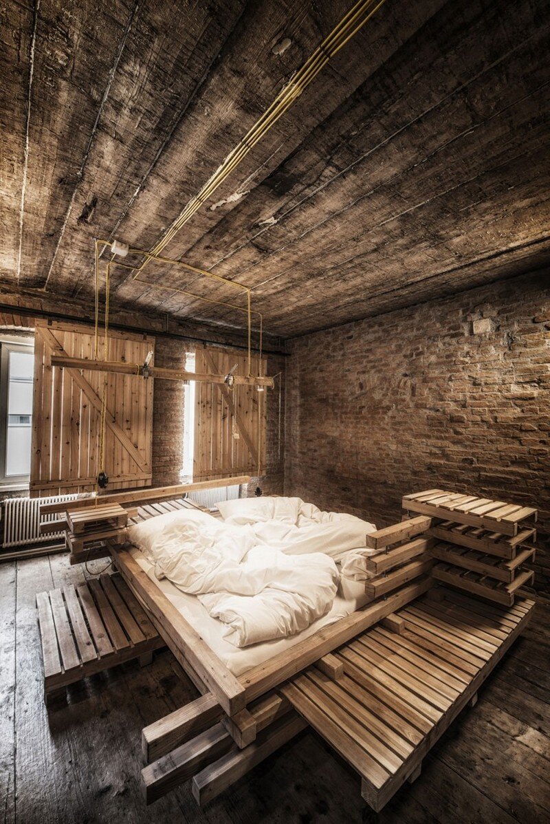 Viennese Guest Room - Raw Feel and Old Industrial Charm (10)