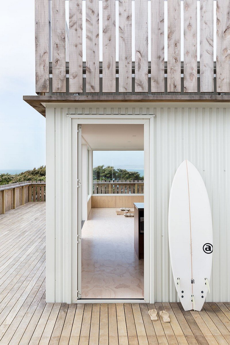 Crowsnest was Designed as a Home for Surfers Red Architecture (9)