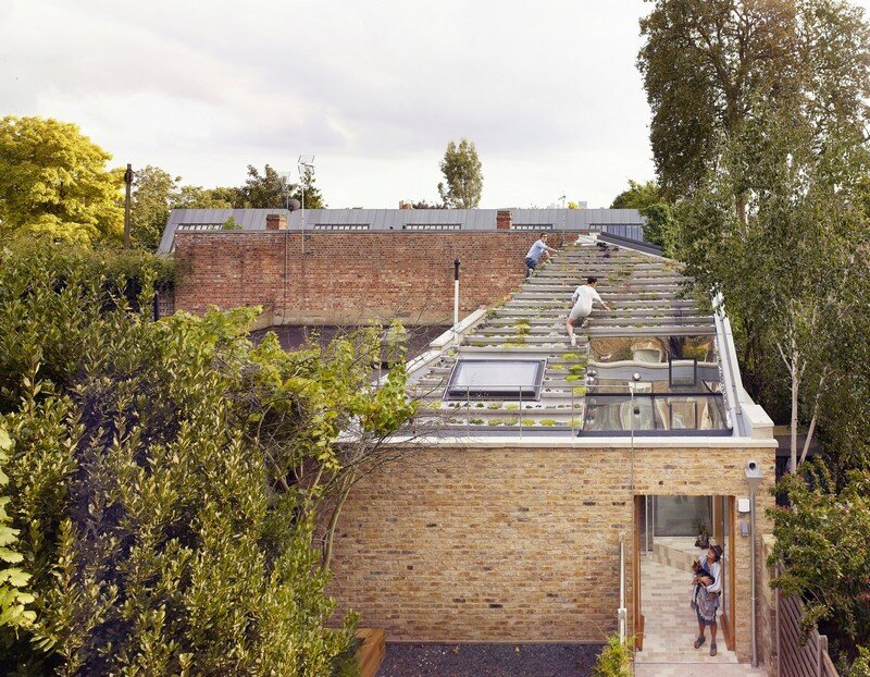 Garden House Under a 'Hanging-Basket' Roof Hayhurst (1)
