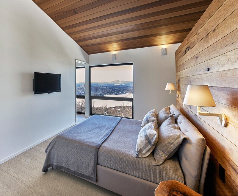 bedroom, Weekend Retreat Located on the Steep Slope of a Former Ski Hill (15)