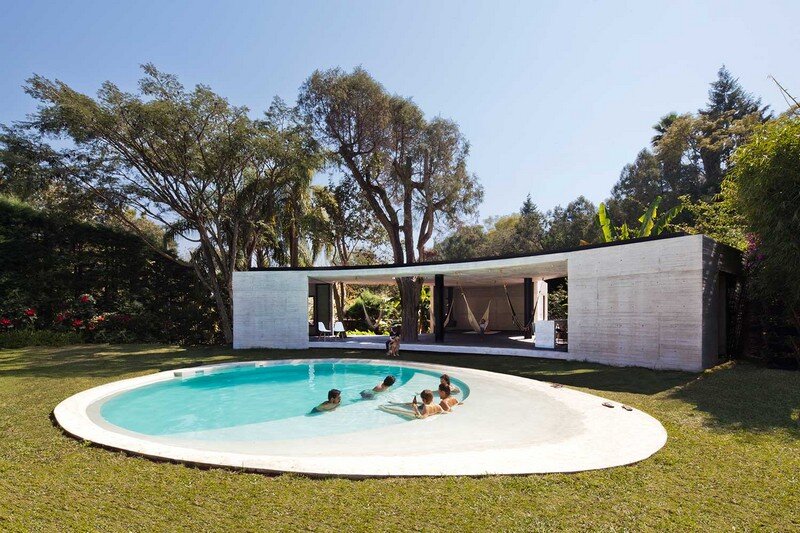 Tepoztlan Lounge - Modern Concrete Bungalow by Cadaval & Sola-Morales (1)