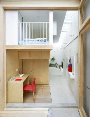 L-shaped House Composed of Wooden Boxes / B.L.U.E. Architecture