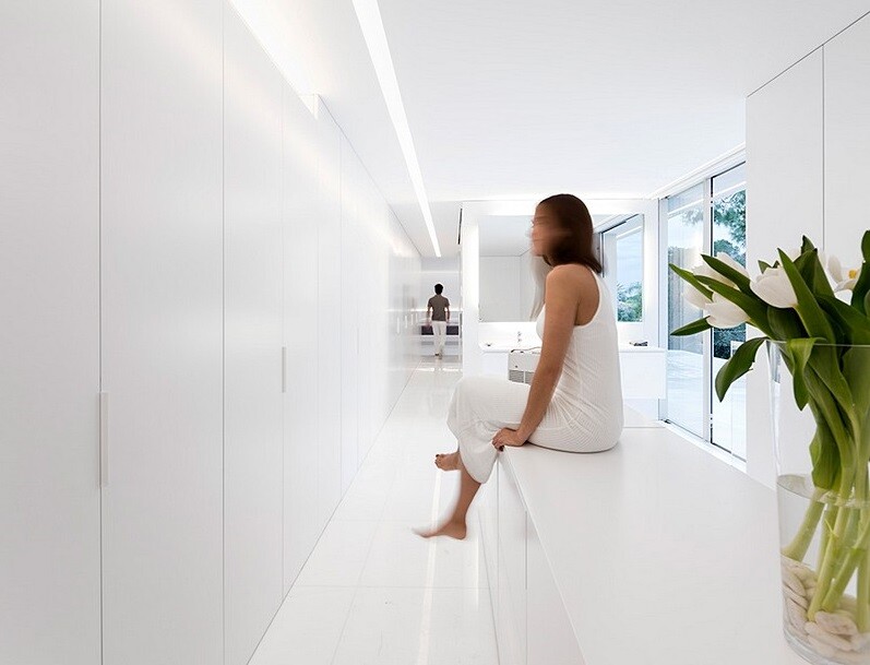 House Between the Pine Forest / Fran Silvestre Arquitectos