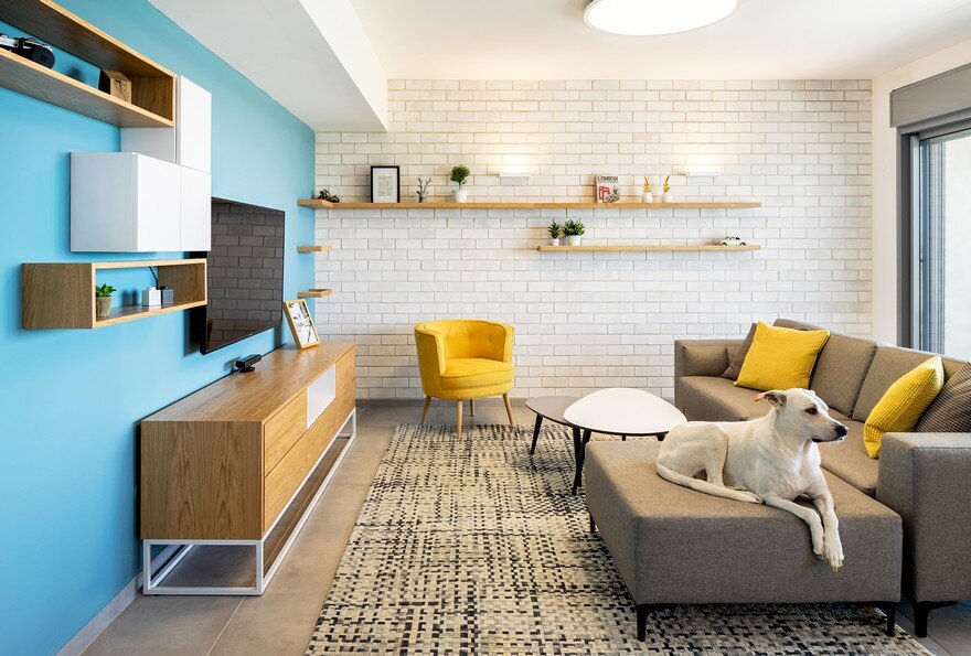 White Bricks - Blue Wall Apartment / EN Studio