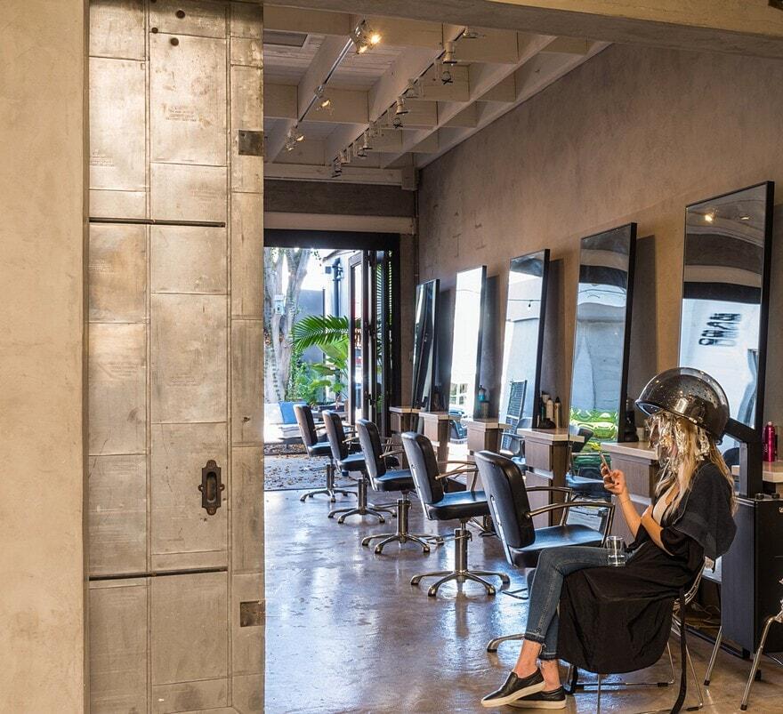 Los Angeles Stylist Salon House with an Urban Look and Feel 3