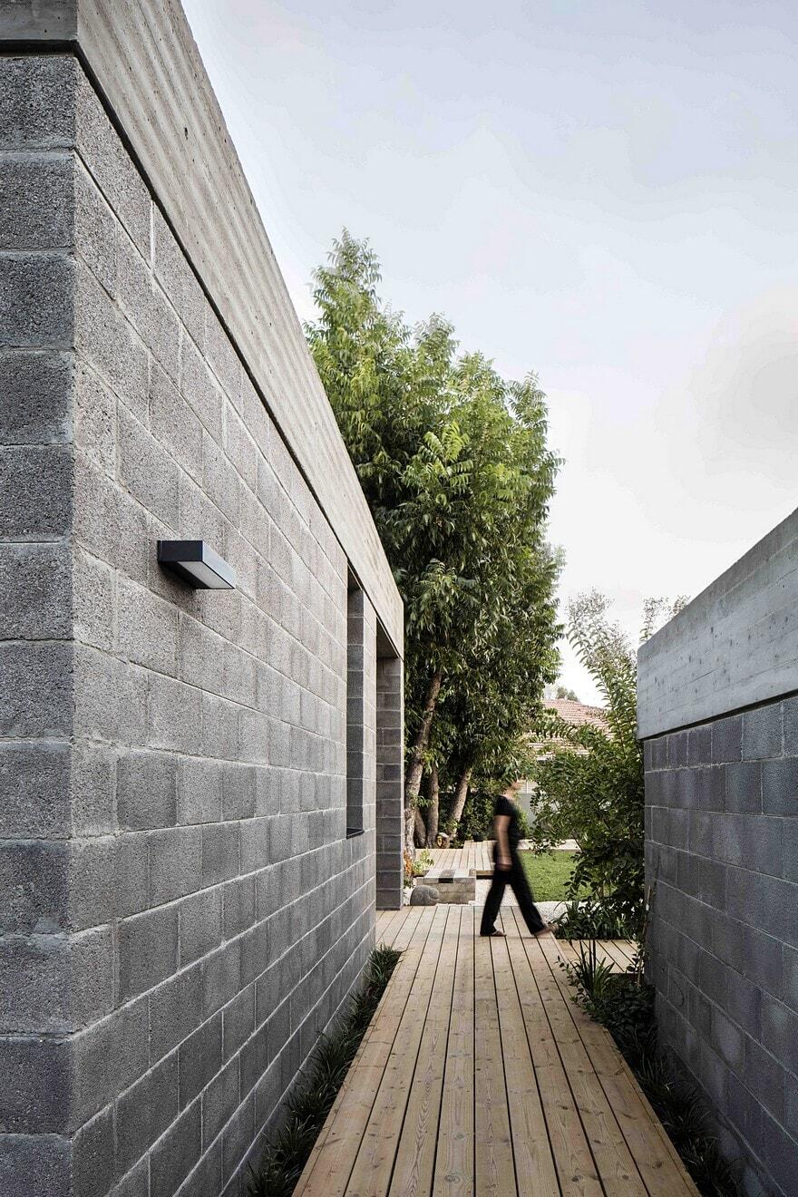 Raw Concrete and Black-Painted Metal Give Industrial Feeling to Jacobs-Yaniv House 13