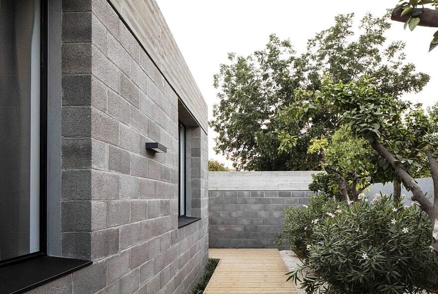 Raw Concrete and Black-Painted Metal Give Industrial Feeling to Jacobs-Yaniv House 16