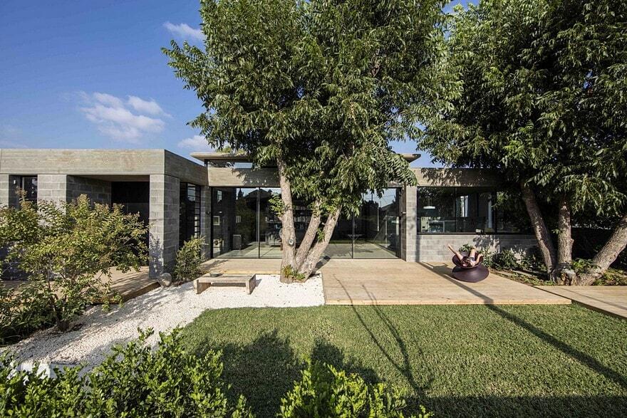 Raw Concrete and Black-Painted Metal Give Industrial Feeling to Jacobs-Yaniv House 15