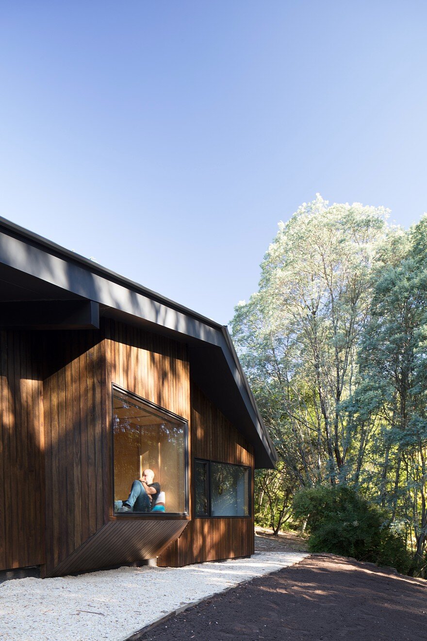 Shadow Cottage Daylesford is a Wood Story in Contrast to a Discrete Industrial Aesthetic 16