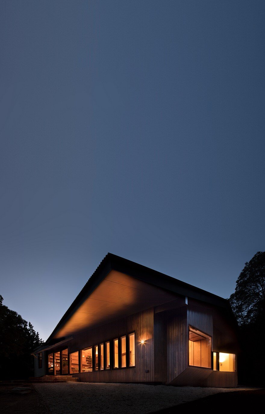 Shadow Cottage Daylesford is a Wood Story in Contrast to a Discrete Industrial Aesthetic 20
