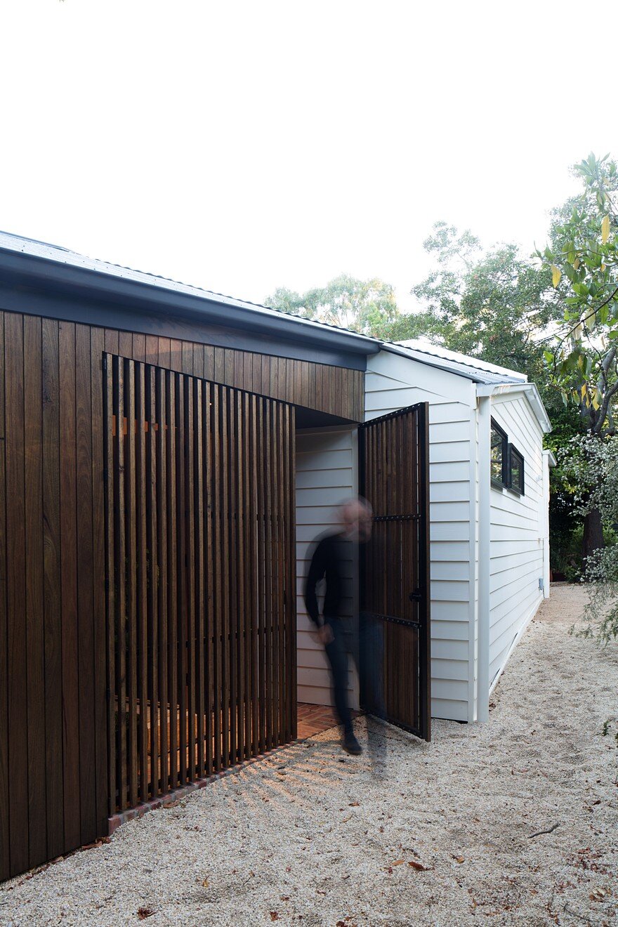 Shadow Cottage Daylesford is a Wood Story in Contrast to a Discrete Industrial Aesthetic 19