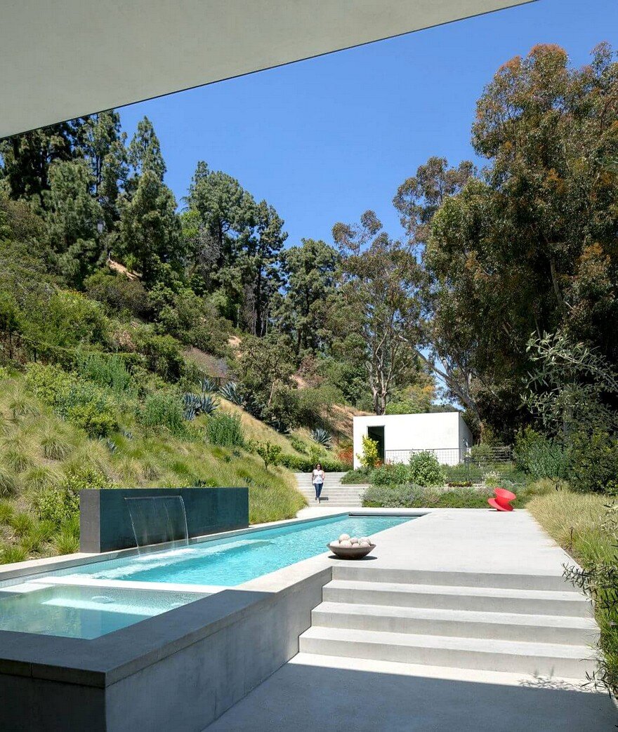 This Beverly Hills House is an Oasis that Provides a Sense of Privacy and Introspection 9