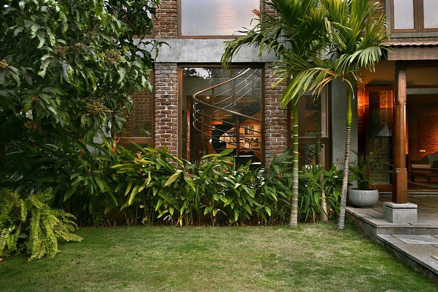 Indian Brick House with an Architectural Design Influenced by a Mango Trees Plantation 13