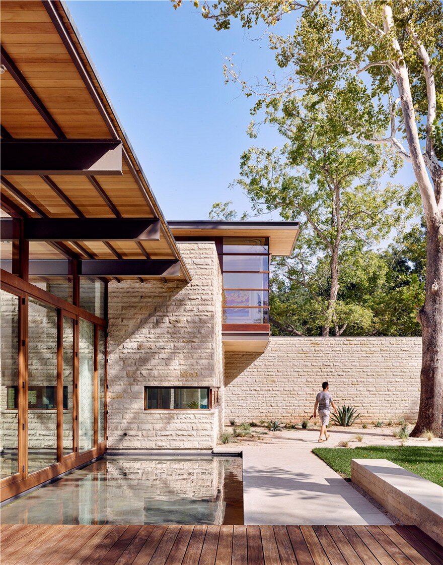 This Lake Austin Residence Offers a Combination of Transparency and Solidity 2