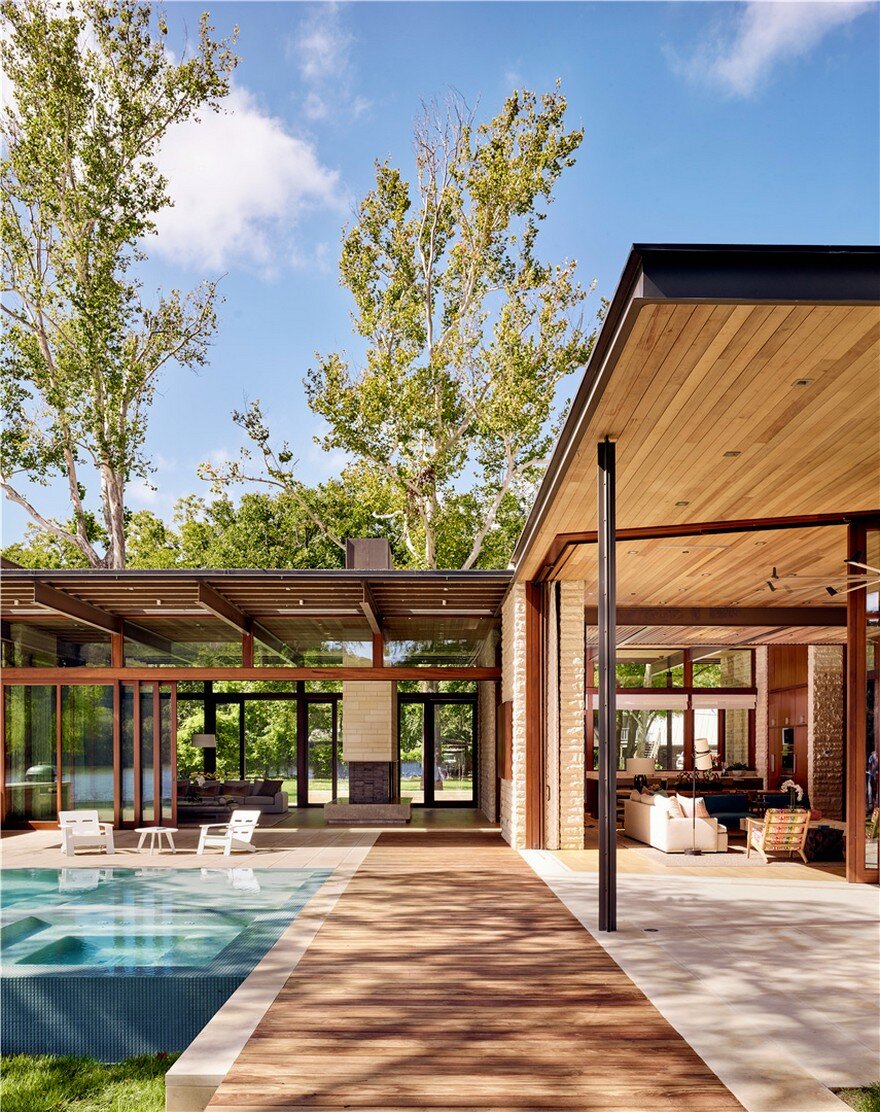 This Lake Austin Residence Offers a Combination of Transparency and Solidity 4