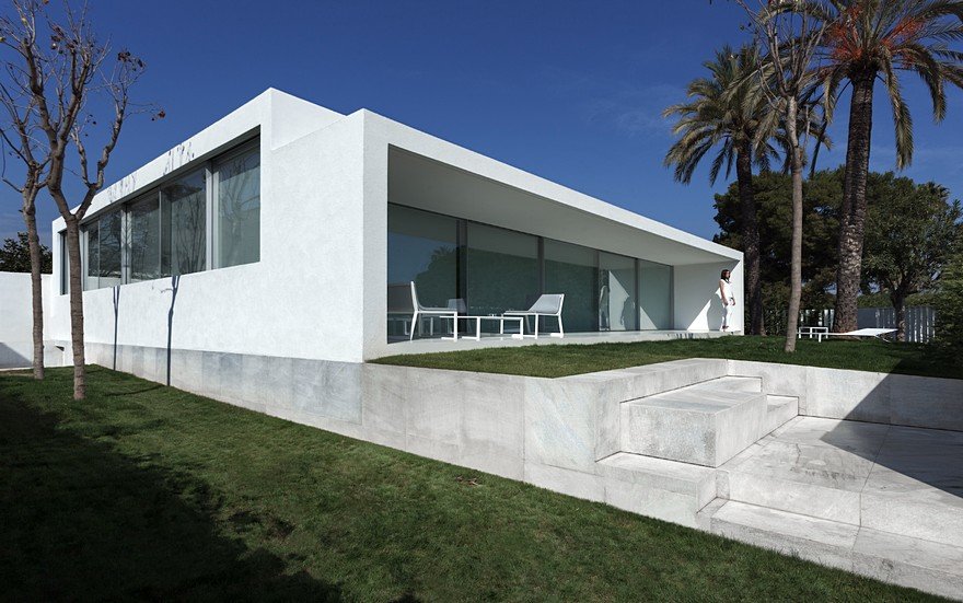 Minimalist Coastal House Inspired by the Old Architecture of Spanish Houses