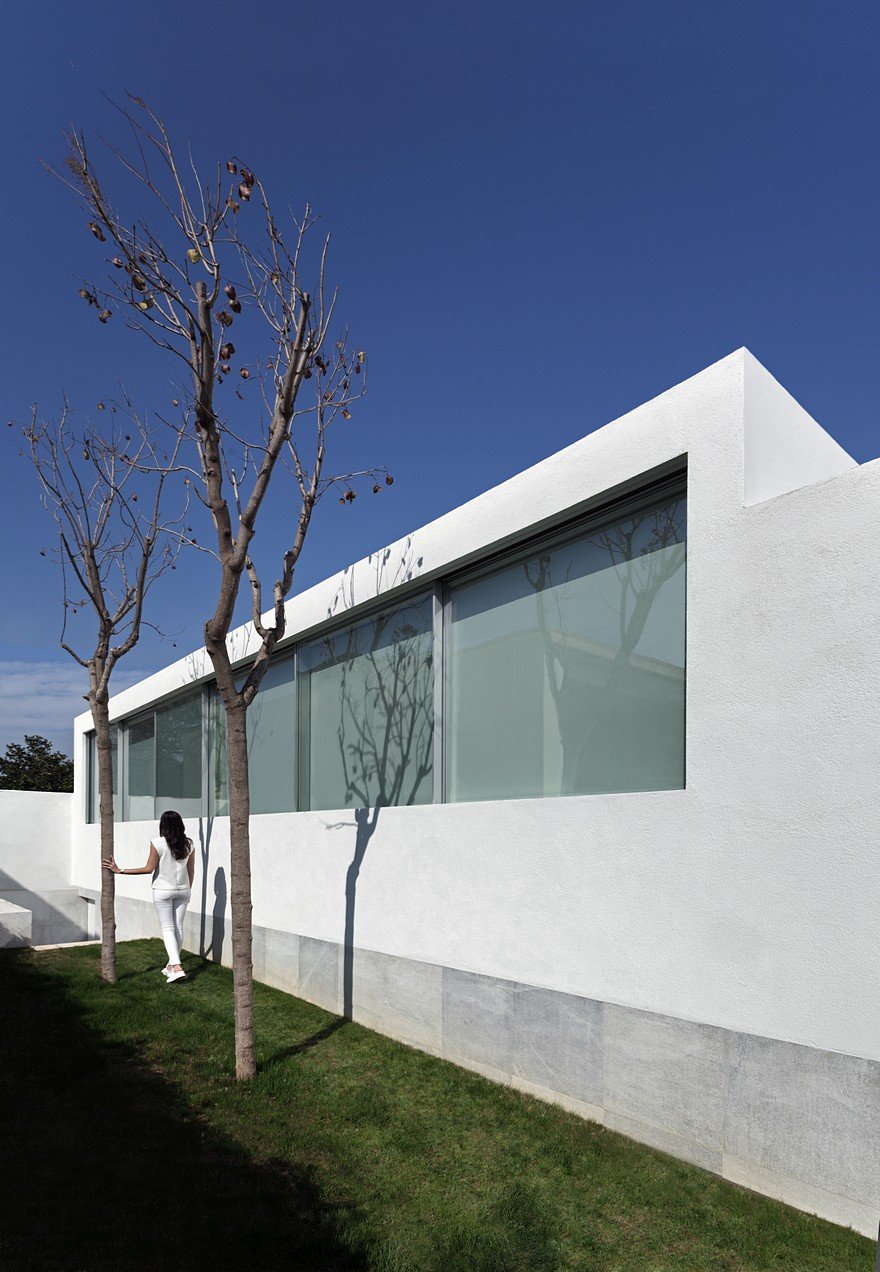 Minimalist Coastal House Inspired by the Old Architecture of Spanish Houses 3