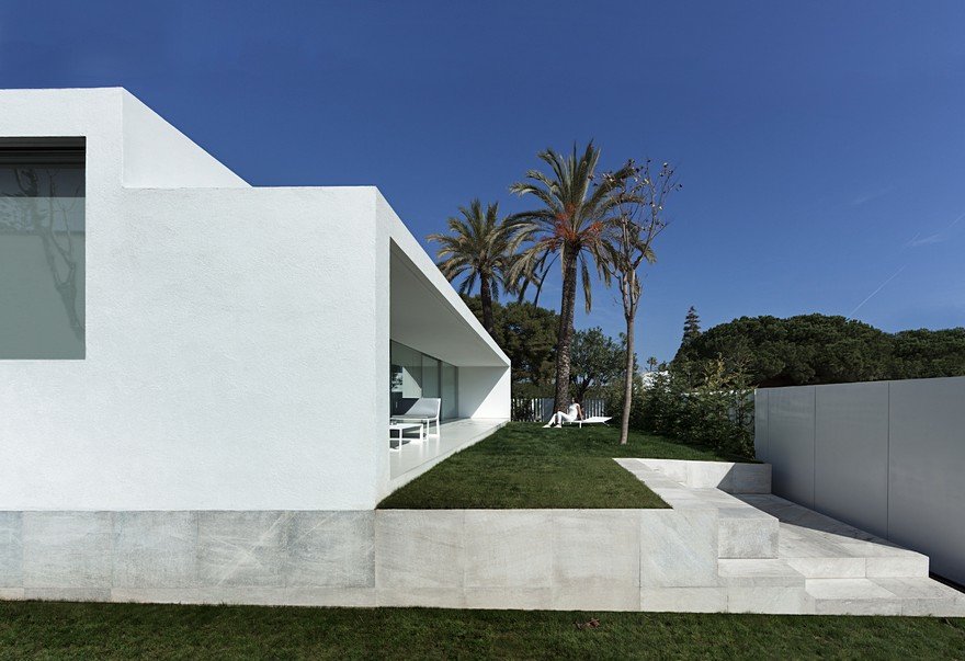 Minimalist Coastal House Inspired by the Old Architecture of Spanish Houses 13