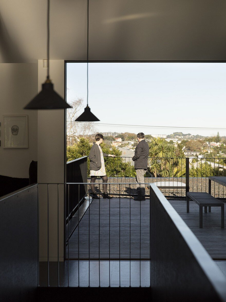 Modern Steel-Framed Home With Extensive Views Over Auckland 6