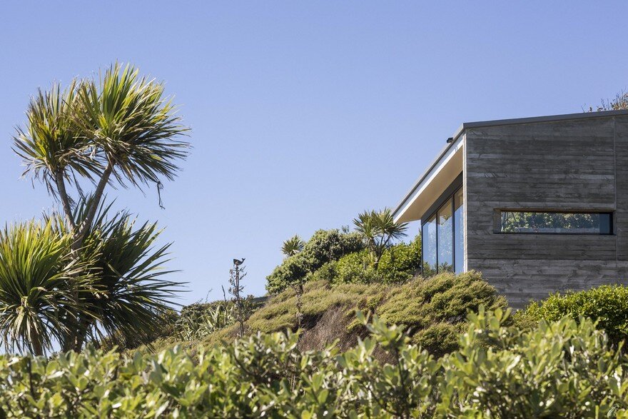 Muriwai Weekend House is Placed at the Edge of a Cliff to Capture the Dramatic Views 16