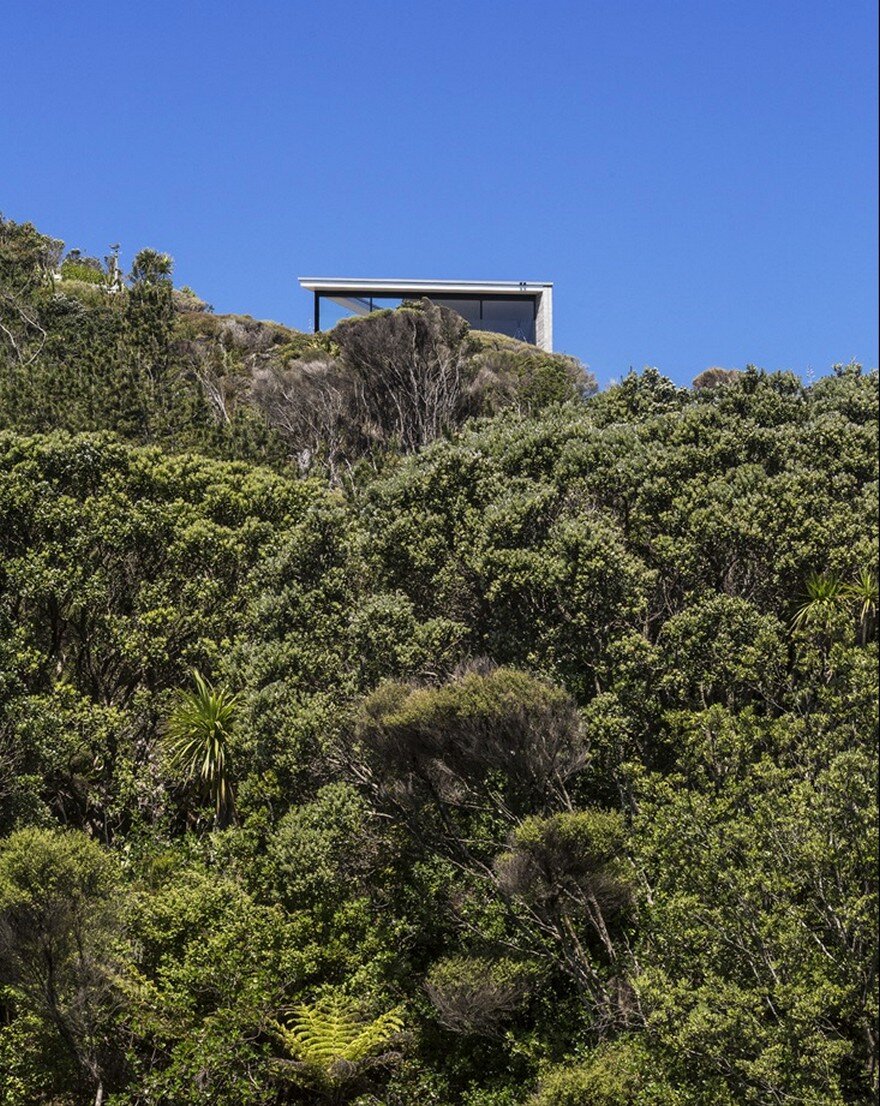 Muriwai Weekend House is Placed at the Edge of a Cliff to Capture the Dramatic Views 17