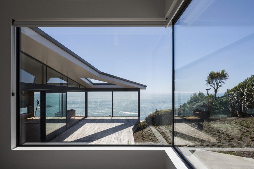 Muriwai Weekend House is Placed at the Edge of a Cliff to Capture the Dramatic Views 2