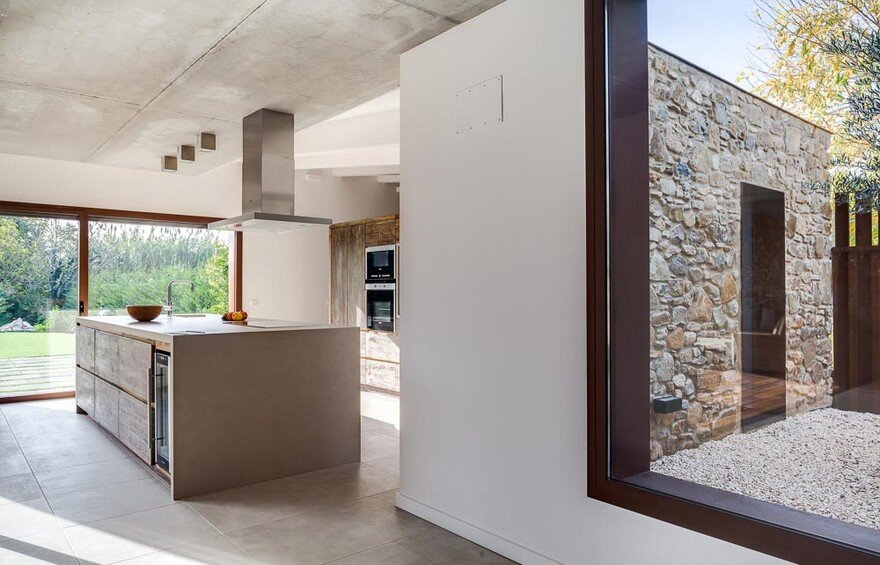 New Catalan House Inspired by the Old Farm Buildings 8