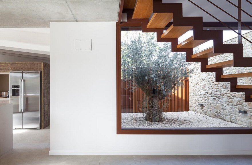New Catalan House Inspired by the Old Farm Buildings 14