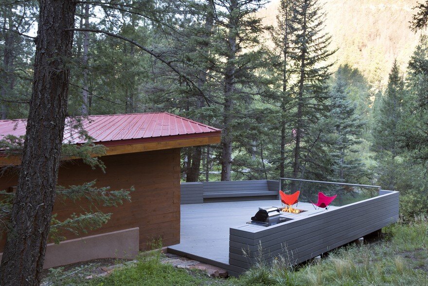 Pecos Cabin is a Contemporary Take on the Traditional Log Cabins of the West 2