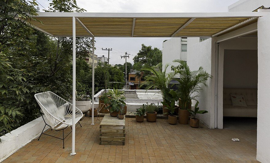 Small Studio Apartment Designed by the Mexican Studio Palma on the Roof of a House 10