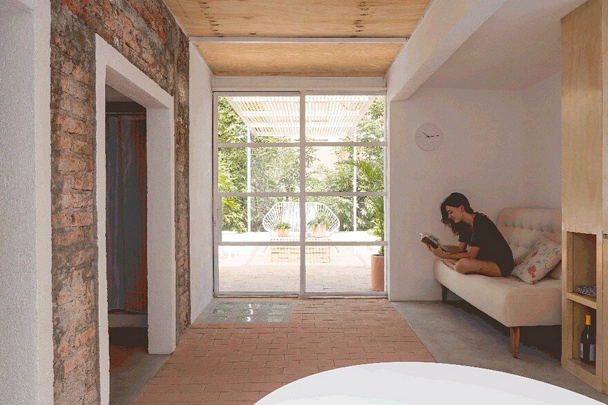 Small Studio Apartment Designed by the Mexican Studio Palma on the Roof of a House 8