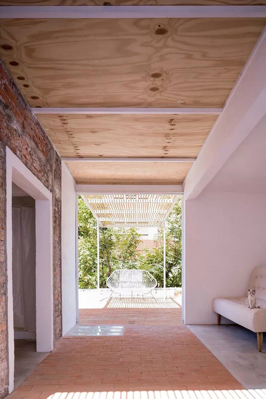 Small Studio Apartment Designed by the Mexican Studio Palma on the Roof of a House 1