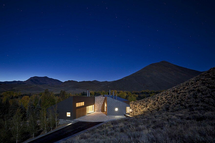 Sun Valley House with Exposed Granite and Tough Geometry Form