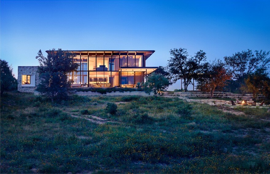 Contemporary Texas Retreat with Double-Height Glass Walls 14