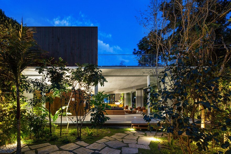 Itamambuca Beach House Surrounded by a Dense and Rich Rainforest Vegetation 16
