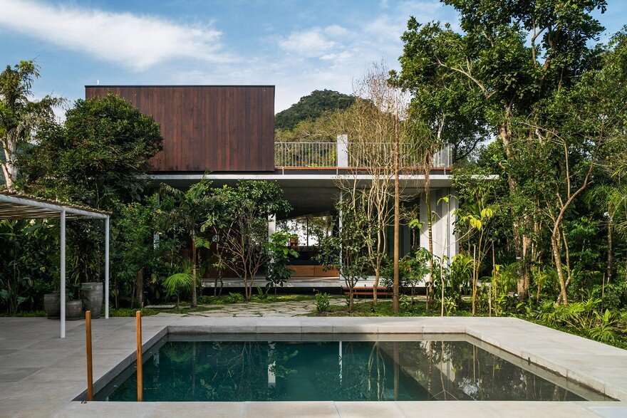 Itamambuca Beach House Surrounded by a Dense and Rich Rainforest Vegetation 5