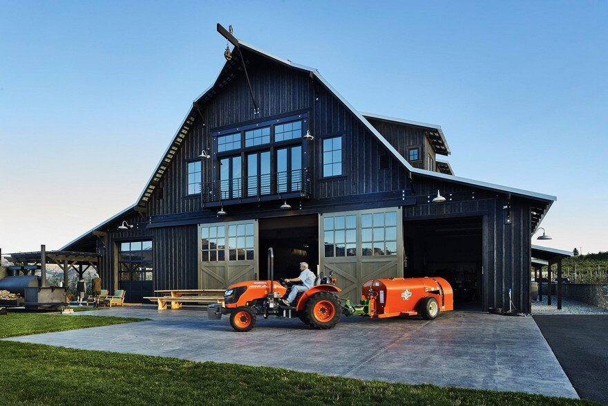 This Barn Retreat Combines Traditional Gambrel Barn Shapes with Contemporary Comfort Requirements 17