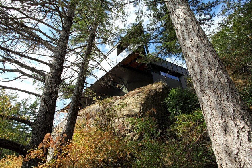 Tula House is Perched 44 Feet Above the Pacific Ocean on a Remote Island 17