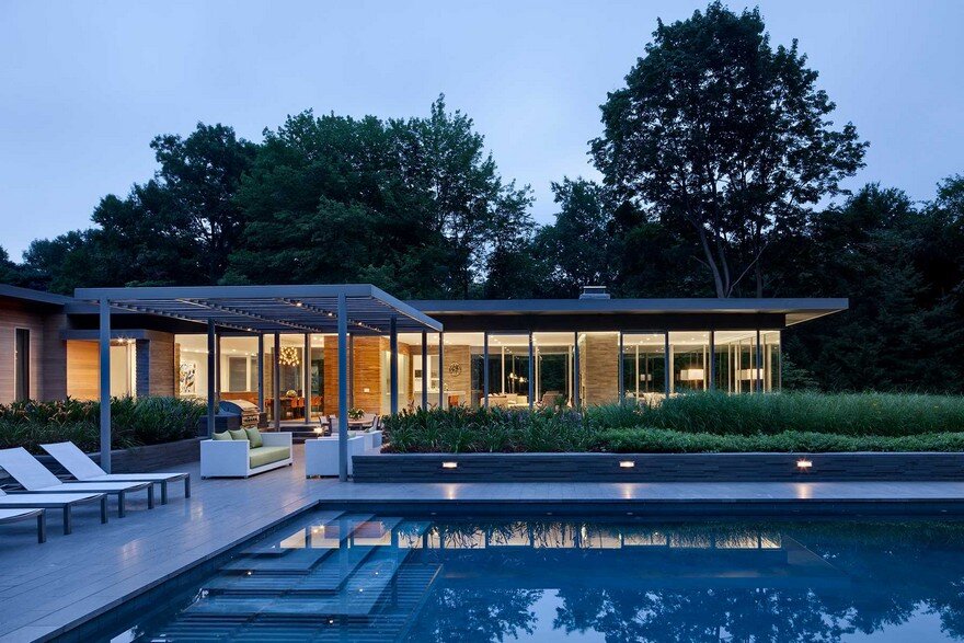 1950 Ranch House in New York Gets a Transparent Pavilion Extension