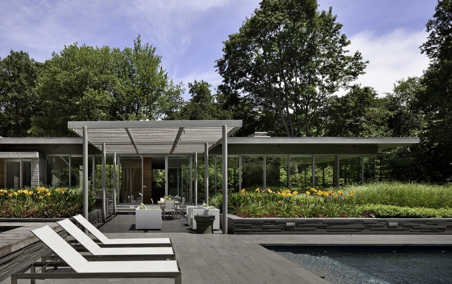 1950 Ranch House in New York Gets a Transparent Pavilion Extension 14