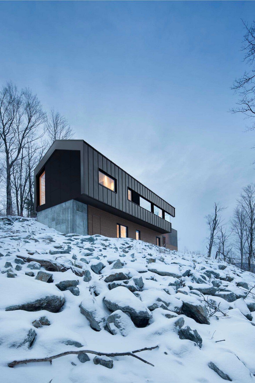 Quebec Country House Consisting of Two Stacked Volumes 12