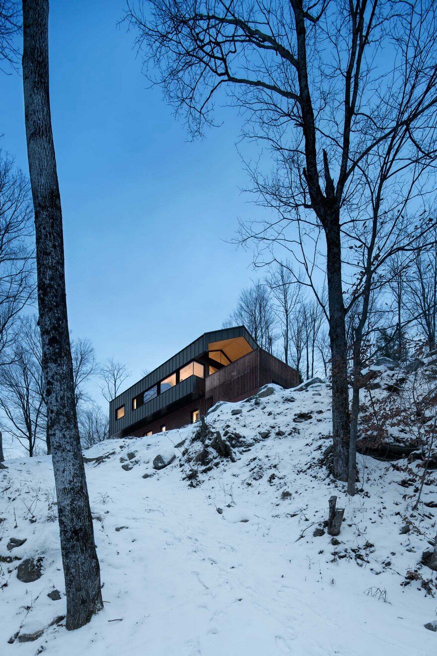 Quebec Country House Consisting of Two Stacked Volumes 13