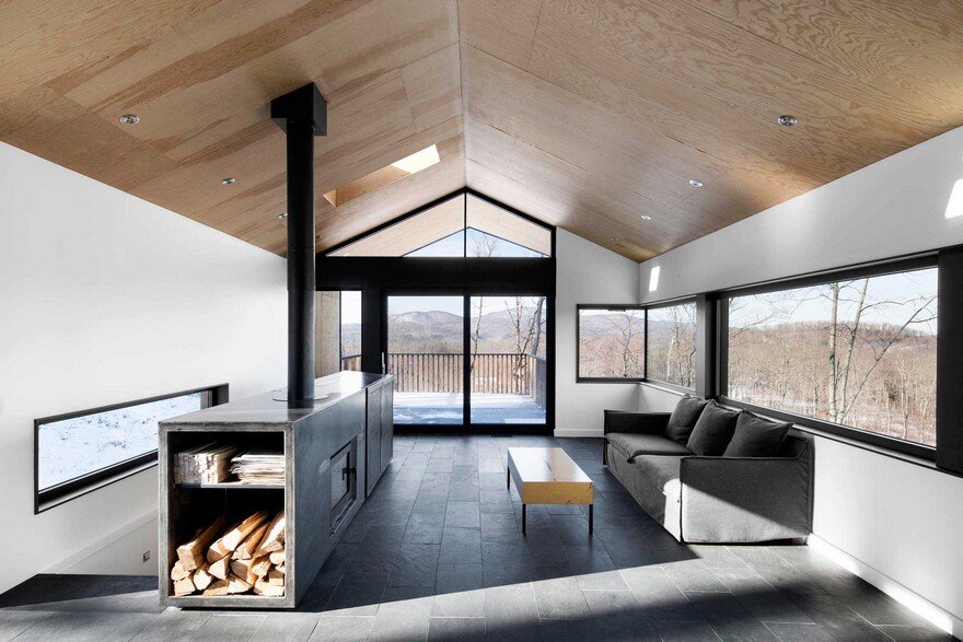 Quebec Country House Consisting of Two Stacked Volumes 4