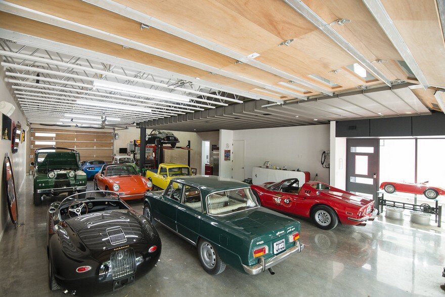 Autohaus Residence and Car Collectors’ Garage in Central Texas 5