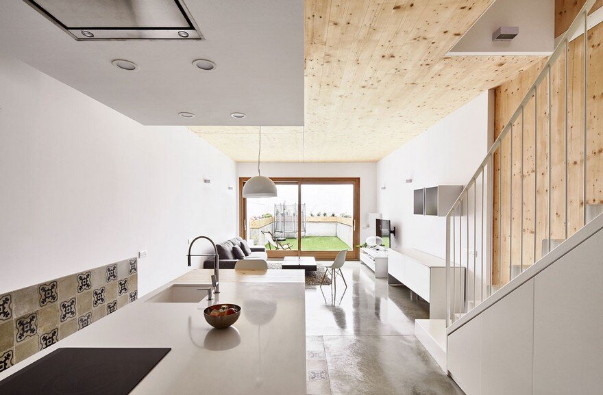 Energy-Efficient Home Built Between Two Dividing Walls in Terrassa, Barcelona 4