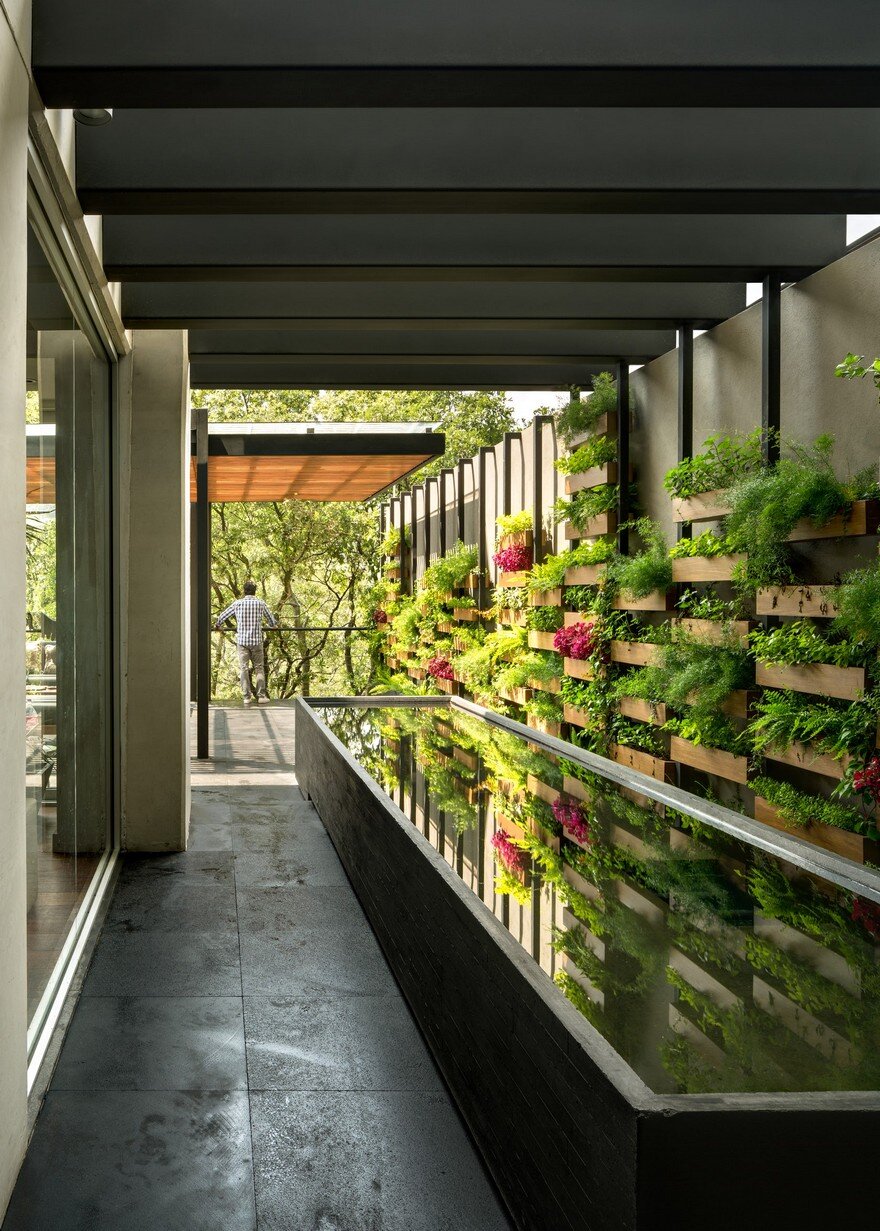 Jardin Apartment Provides a Close Connection of Living Spaces with Patios and Interior Gardens 12